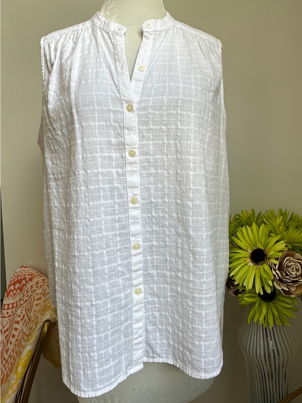 GAP White Textured Sleeveless Button-Front Sleeveless tank top